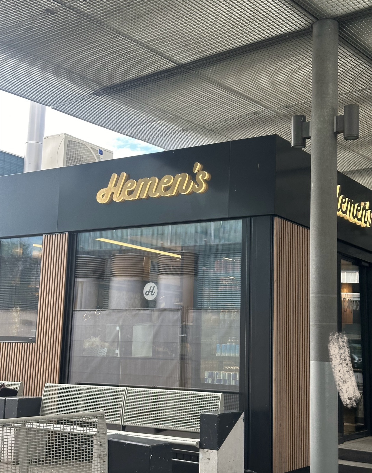 Hemen's Ladenfront mit Leuchtschrift